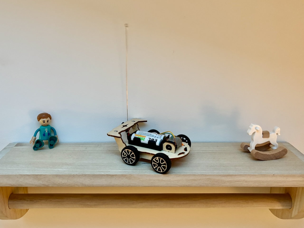 Voiture Télécommandée en Bois à Assembler – Jeu de Construction DIY– Activité Parent-Enfant 🚗🎨