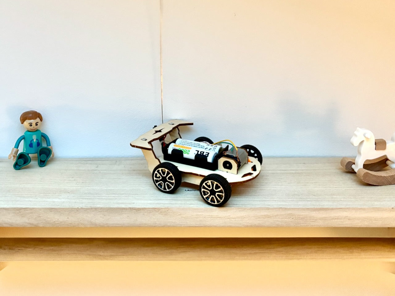 Voiture Télécommandée en Bois à Assembler – Jeu de Construction DIY– Activité Parent-Enfant 🚗🎨